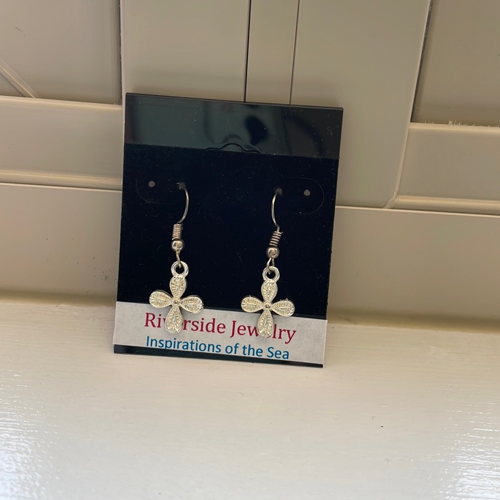 Cross leaf earrings.